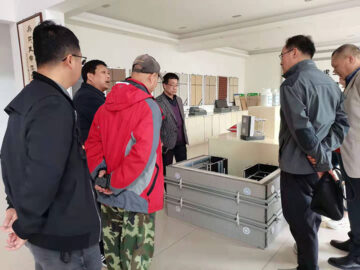 河南省建設(shè)廳科技與標(biāo)準(zhǔn)處康處長(zhǎng)、河南省建筑協(xié)會(huì)段秘書長(zhǎng)、河南省建筑科學(xué)研究院黃工等一行蒞臨考察